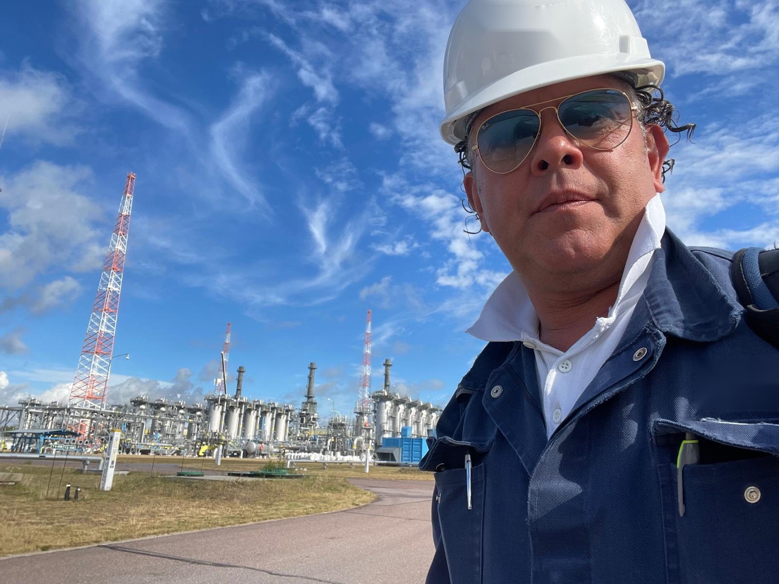 Alberto Mazzola en una planta de tratamiento de gas